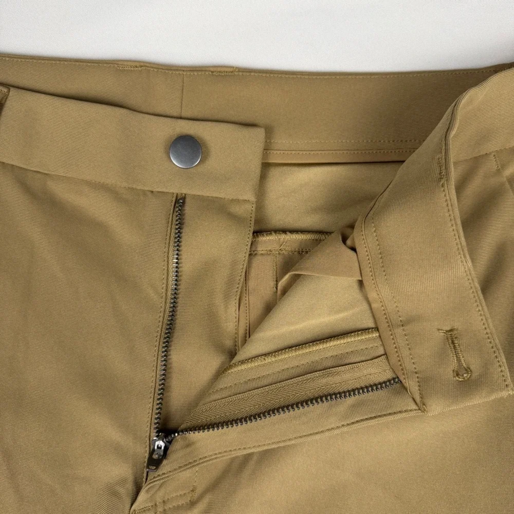 CRZ YOGA Mens Golf Shorts 33W Khaki Sand Performance Flat Front NS00259 NEW